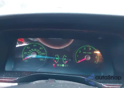 2007 Lincoln Town Car Signature Limited z USA, uszkodzony, nr VIN 1LNHM82W87Y612560